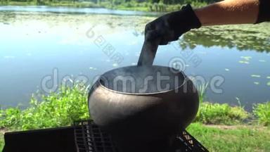 在湖底的原木大火上，铁铸的大锅沸腾的耳朵