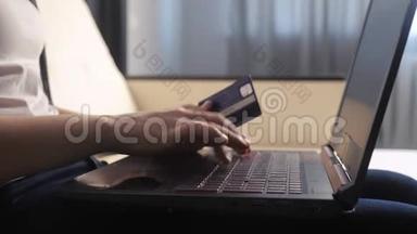 女孩用笔记本电脑数字平板电脑制作<strong>网上销售</strong>购物概念。 黑发女人躺在沙发上看<strong>网上</strong>商店