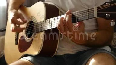 这位音乐家用黄色的吉他弹奏节奏很快，一缕光线落在吉他的手指和脖子上