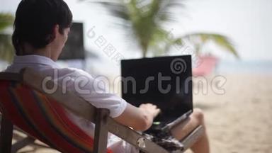 一个年轻的自由职业者在海滩上用笔记本电脑工作。<strong>1920</strong>x1080个