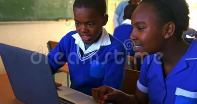 在一所<strong>乡镇</strong>学校上课时使用笔记本电脑的学童