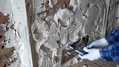 石膏建设者对齐石膏熨烫石膏层在砖墙，修理和建设，拍摄在4KUHD