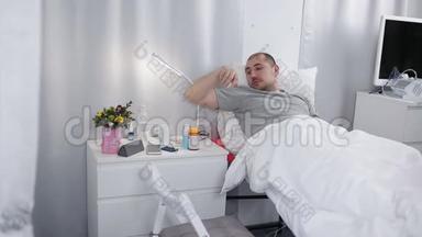 一个病人躺在病床上，正在考虑吃药。 <strong>急诊</strong>室。