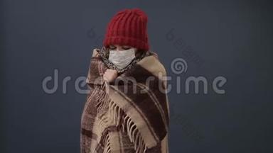 裹在毯子里的生病女孩会感冒发烧