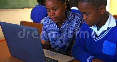 在一所乡镇学校上课时使用笔记本电脑的学童