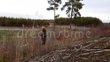 男工正在用刷子刀切割灌木丛的枝条。 夏季前景观春季保洁..