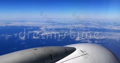 蓝天和<strong>云彩</strong>从<strong>飞机</strong>，飞行到马德拉岛在葡萄牙慢动作