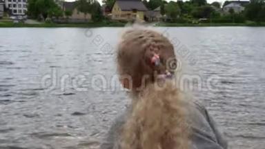 漂亮的金发女孩在湖底镜头前傻笑。 万向节运动