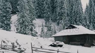 <strong>神奇</strong>的冬季景观与木<strong>屋</strong>在雪山。 圣诞节的概念。 喀尔巴阡山