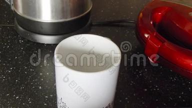 用白色杯子在黑桌上做咖啡。 加入两个糖块，一茶匙速溶咖啡，用番茄酱倒入热水