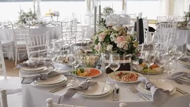 宴会配有大<strong>圆桌</strong>、白色桌布、各种美味菜肴、鲜花布置和装饰
