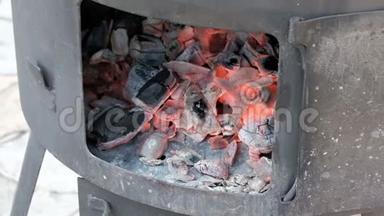 鲜红的热煤在火箱里燃烧。 铁炉的开门.. 做饭或加热房间。