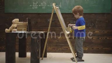 小男孩在黑板上<strong>画画</strong>。 <strong>小学生</strong>擦黑板. 回到学校，反对男孩用粉笔写作