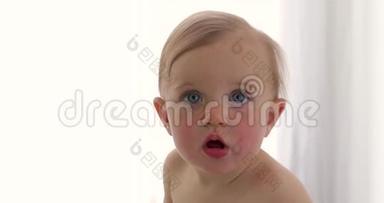 一个蓝色大眼睛的惊讶宝宝的肖像
