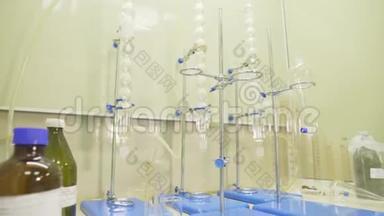 医学实验室的实验室烧瓶和量杯.. 实验室里桌子上放着化学药品的烧瓶。