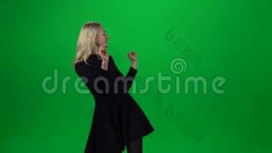 穿着黑色裙子跳舞的女人。 绿色屏幕