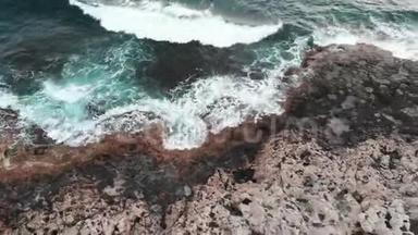 无人驾驶飞机在地中海冲刷的火山岛岩石海岸上飞行