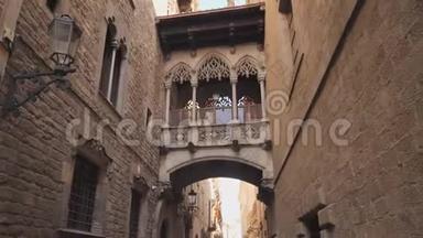 西班牙<strong>巴塞罗那</strong>的巴里戈蒂奇街区建筑之间的桥梁。 <strong>巴塞罗那</strong>巴里奥古蒂科老街