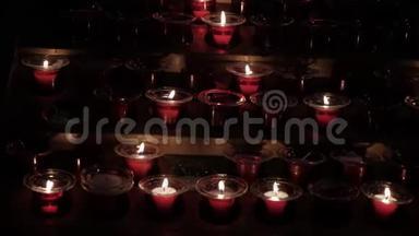 教堂蜡烛组是烧伤。 在黑暗的圣殿里点燃蜡烛