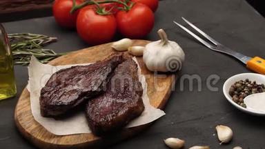 在乡村的木桌上烤肉和蔬菜。 烧烤菜单