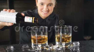 酒吧服务生正在吧台上做酒精鸡尾酒，慢慢地加了几滴。黑衬衫女招待