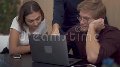 女人不同意她的同事的看法，他在同事的笔记本电脑上显示一些新的有用信息
