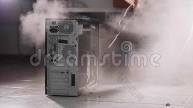 一个带吸尘器的人正在打扫电脑。 预防服务概念