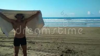 海滩上的人拿着毛巾。 旅行假期概念，记忆片段