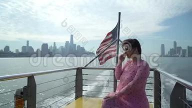 一个年轻女孩骑着一艘船在哈德逊河上。 乘船环游美国纽约市。