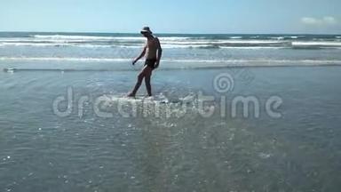 一个人在海滩上发疯。 他在水里走失了。 不寻常的环境。 懒惰