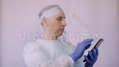 医生在平板电脑上<strong>看病</strong>人的x光片。 他正在准备手术。