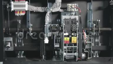 断路器高压.. 部分高压变电所设有开关和隔离开关.. 在电子屏幕里拍摄