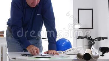 工程师图像在一个设计室，把顺序绘图工具放在桌子上