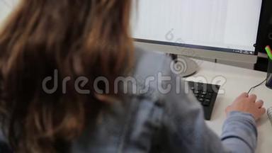 女人在家庭办公室工作，坐在办公桌前，看着电脑屏幕。 数据分析