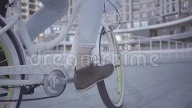 穿着<strong>浅蓝</strong>色牛仔裤的年轻人在城市里骑着自行车。 英俊城市居民的休闲。 积极主动