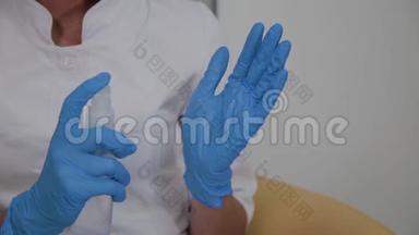 一位戴橡胶手套的护士在她的手上喷洒<strong>消毒</strong>剂，特写。 护士喷出手<strong>消毒</strong>剂溶液。