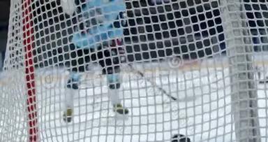 打冰球男运动员曲棍球在大门特写男子进球慢动作。 溜冰场4K。
