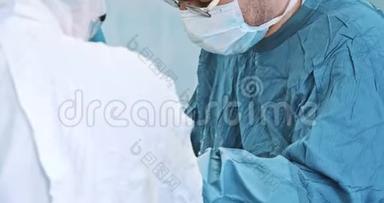 外科医生团队在手术期间使用外科腹腔镜器械。 医学，外科，保健理念.. 拍摄