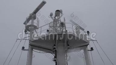 带有导航装置和雷达<strong>发射器</strong>的船桅X带和S带