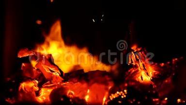 慢动作温暖舒适的<strong>燃烧</strong>壁炉。 美丽的热上升火花从<strong>燃烧</strong>的木材和<strong>纸张</strong>。 家里着火了