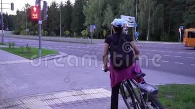 女骑自行车的，女骑自行车的，快点过马路，但要上红灯，停下来等