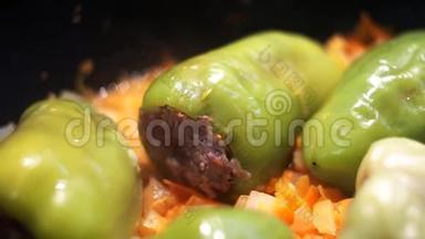 特写镜头中的<strong>沸腾大</strong>辣椒填充肉末和米饭，覆盖在红色酱汁。