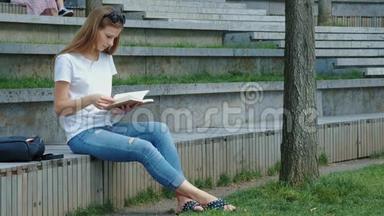 公园里年轻漂亮的女孩正在看<strong>书</strong>。 一个学生正在学习一本<strong>书</strong>，<strong>翻页</strong>。 混凝土上的裂缝