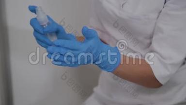 一位戴橡胶手套的护士在她的手上喷洒消毒剂，特写。 护士喷出手消毒剂溶液。