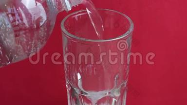 一个人把塑料瓶里的<strong>矿泉水</strong>倒进玻璃杯里。