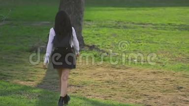 布鲁内特走在草地上缓慢的莫。 模特有漂亮的腿和<strong>短裙</strong>。