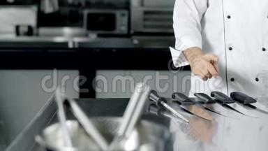厨师选择刀在厨房<strong>做饭</strong>。 特写男人的手准备<strong>做饭</strong>。
