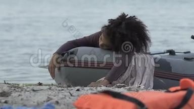 救生艇上精疲力竭的妇女在海难后幸存下来，灾难受害者