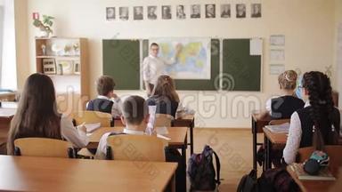 穿着校服的高中生坐在教室里专心听讲座