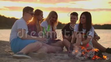 年轻人正在海滩上享受温暖的夏日夜晚